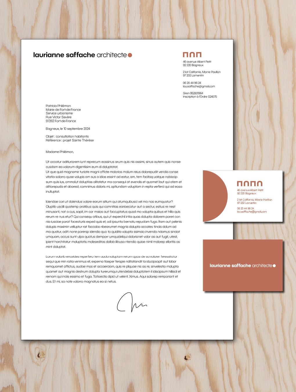Déclinaison de l'identité visuelle de l'architecte Laurianne Saffache sur les outils de papeterie : courrier et cartes de visite
