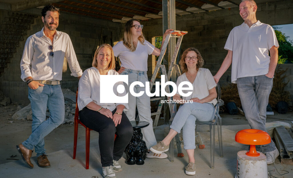 Logo de l'agence Ocube et photo de l'équipe sur un chantier